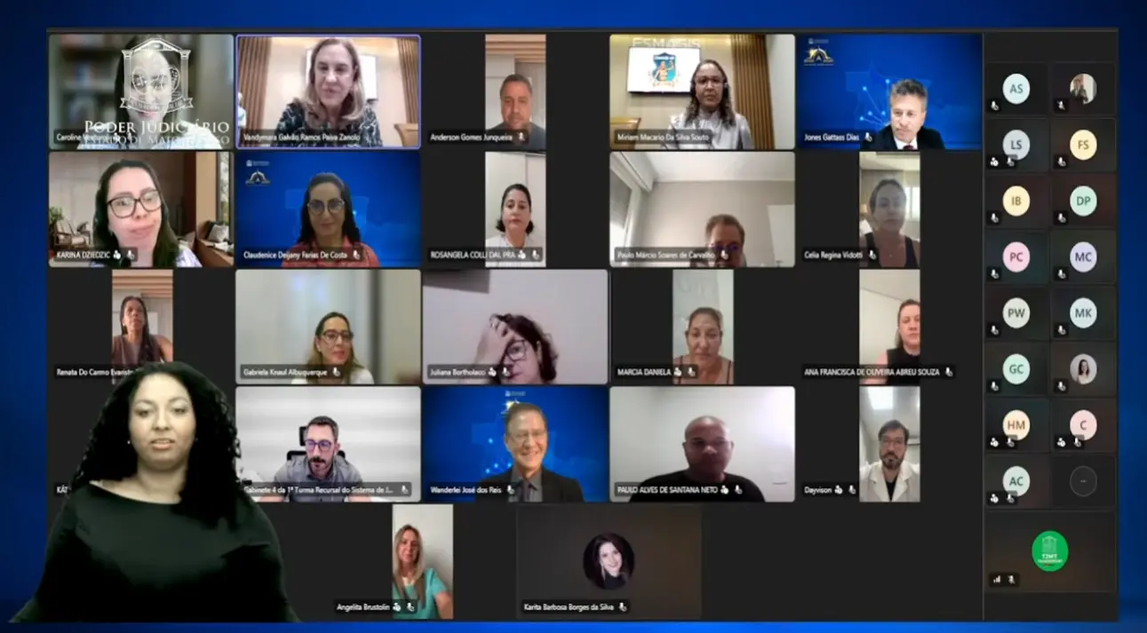 Tela de videoconferência com diversos participantes organizados em formato de mosaico. Cada pessoa aparece em seu próprio quadro, em ambientes internos, como escritórios ou residências. À direita, há uma coluna com ícones circulares de participantes que estão sem câmera. No topo e em alguns quadros,