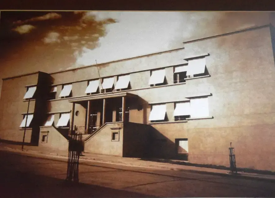 Edificação do TJMT na Avenida Getúlio Vargas, com estilo mais recente, linhas retas e janelas com venezianas abertas. Escadaria central dá acesso ao interior do prédio.