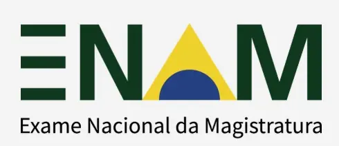 Logotipo do ENAM - Exame Nacional da Magistratura com as letras E, N e M em caixa alta na cor verde oliva. A letra A é representada pela metade de um losango invertido com a metade de um losango amarelo invertido e a metade de uma esfera azul dentro, remetendo ao detalhe da bandeira do Brasil.