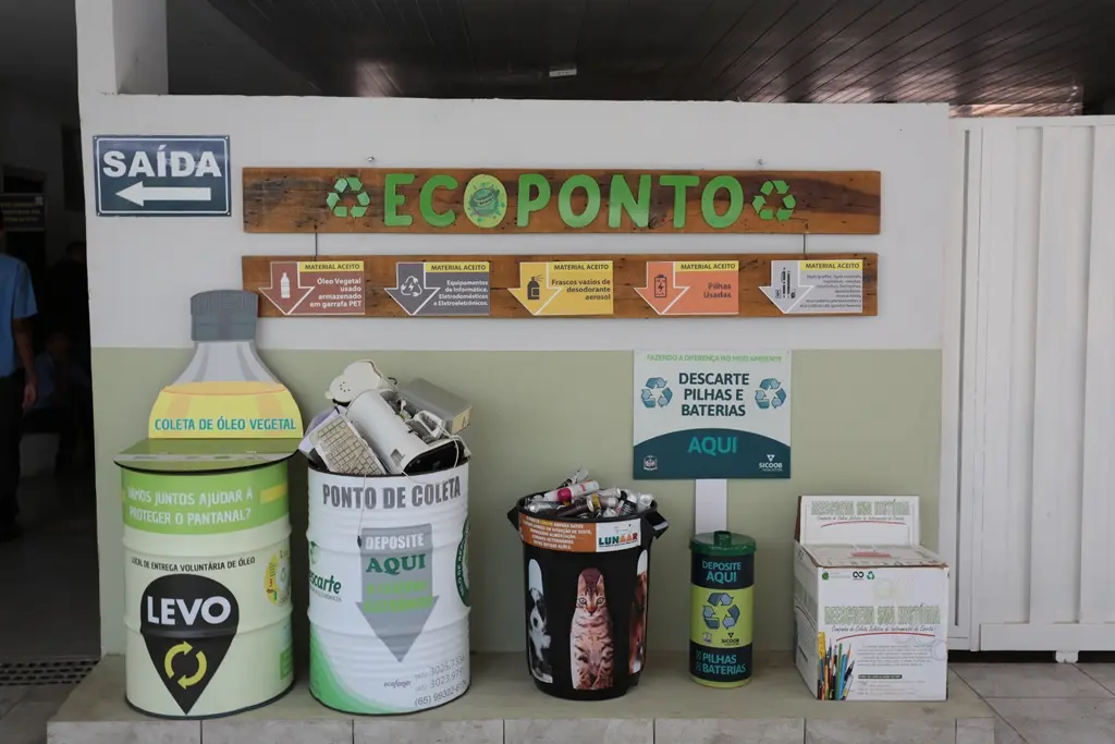 Ecoponto no TJ. Vários tambores estão distribuídos para receber vários resíduos diferentes: pilhas, óleos usados, material de escrita e eletrônicos usados